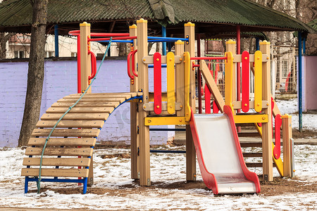 冬天的木制户外儿童游乐场