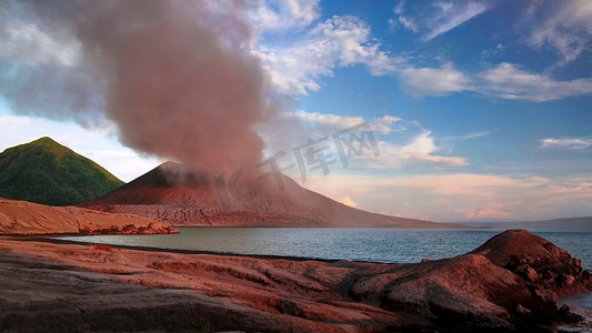 喷发的火山，拉包尔，乌尔新不列颠岛，巴布亚新几内亚