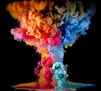 字水墨风摄影照片_五彩缤纷的彩虹色油漆从上面滴入水中.水墨在水下旋转