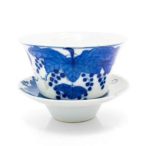 中国古色古香的蓝色和白色茶碗、 盖和飞碟,