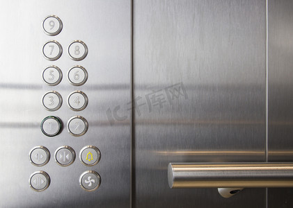 电梯演练摄影照片_在电梯里，现代办公的栏杆和地板按钮
