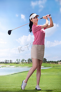 运动鞋展示摄影照片_东方女人打高尔夫