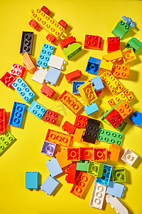 彩色玩具砖,黄色背景的玩具色字母.儿童教育玩具.