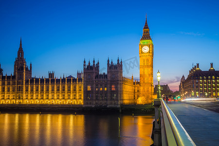 大本钟摄影照片_同在蓝色的时刻，伦敦，英国议会大本钟