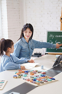 辅导作业摄影照片_家教老师辅导小学生学习