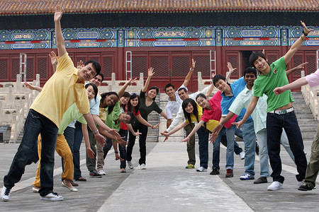 青春彩色摄影照片_东方人和西方人欢聚在太庙