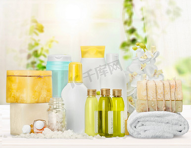 spa 治疗理念。白色毛巾, 瓶装化妆品, 毛巾和肥皂