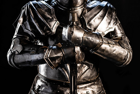 甲面骑士摄影照片_骑士身披盔甲手持黑剑的剪影 