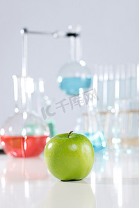 遗传修饰摄影照片_实验室器皿青苹果
