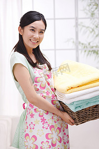 年轻女人洗衣服