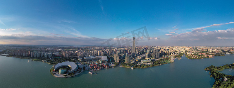 苏州地铁摄影照片_苏州金吉湖畔的城市建筑。照片来自中国苏州工业园区.