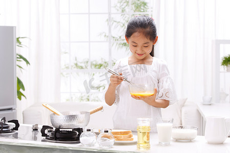 小女孩在厨房做饭