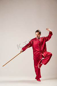 高级大师在演播室练习齐庆太极拳。呼吸运动与武术动作、中国传统气能管理体操