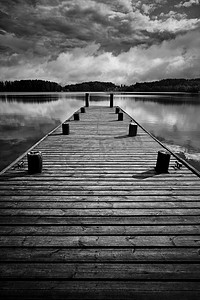 黑色座摄影照片_这座木桥。黑色和白色的概念.