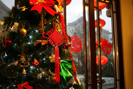 蝴蝶结丝带摄影照片_居室圣诞树