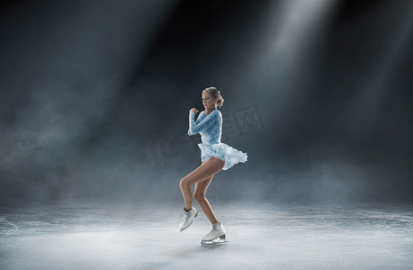 花样年华摄影照片_年轻女子花样滑冰.