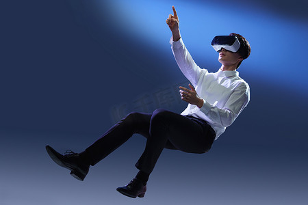 科技25d摄影照片_戴VR眼镜的商务男士