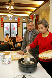 中国老年夫妇包饺子