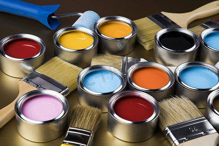 锡罐，带有油漆、刷子和明亮的色彩
