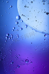 用混合水和油创作出深蓝色和紫色的背景 