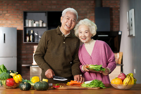 温馨美食摄影照片_老年夫妇在厨房做饭