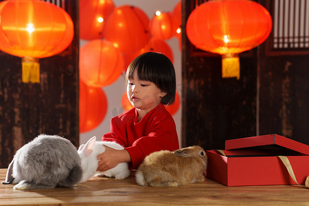 可爱的小男孩收到新年礼物小兔子