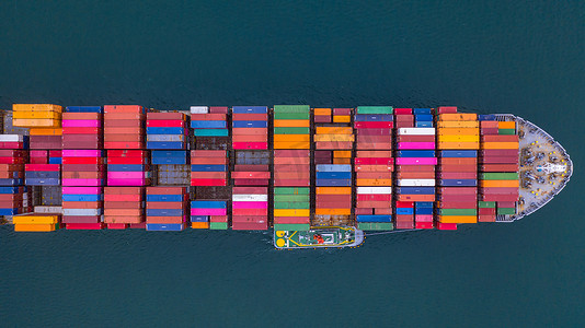 集装箱船载运集装箱运输视图，商务进出口物流和国际集装箱船在公海运输，并附有复印空间.