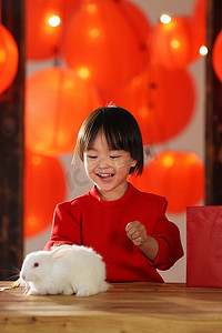 可爱的小男孩收到新年礼物小白兔