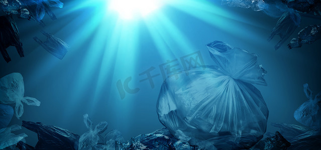 塑料垃圾袋和其他在海洋中漂浮的具有阳光效果的东西的创意背景，聚对苯二甲酸乙烯塑料，环境污染的概念，气候变化