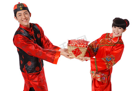 中国新年红包摄影照片_青年男女新年送红包