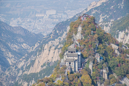 华山顶上的道教古寺.陕西最受欢迎的旅游胜地的山顶山谷.翻译为