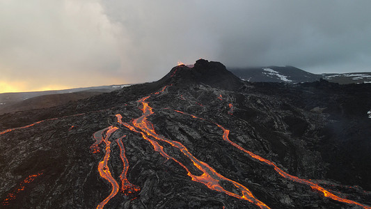 火热招收摄影照片_火热的熔岩和岩浆从火山口喷出，2021年4月 