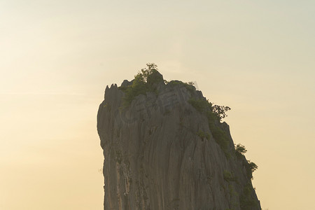 黄山背景摄影照片_在Songkhla的Khao Kuha 。山岗绿树成荫.泰国的自然景观背景。黄山.
