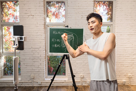 清新运动减肥健身摄影照片_年轻男人在线直播健身授课