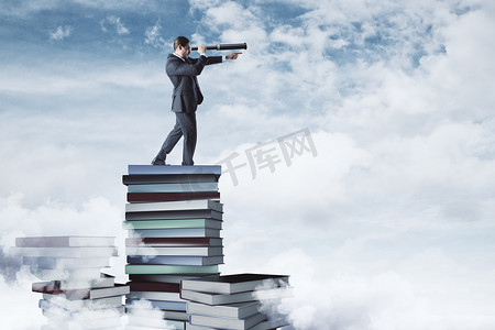 居里奥斯商人站在书堆在多云的天空和城市背景。愿景和教育理念 