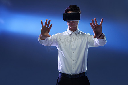 科技25d摄影照片_戴VR眼镜的商务男士