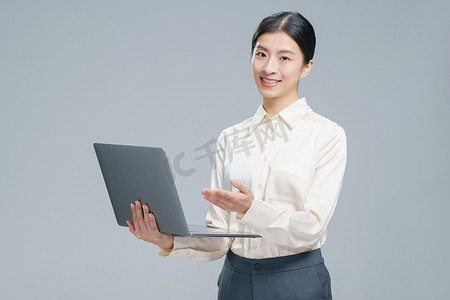 科技摄影照片_拿着笔记本电脑的商务女士