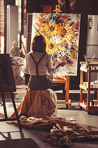 年轻的女画家在工作室绘画