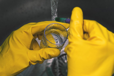实验室研究。科学家进行测试和实验。试管、水和黄色橡胶手套.工作程序