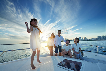 旅游探险摄影照片_欢乐家庭乘坐游艇出海