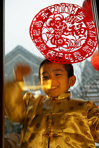 中国剪纸金色摄影照片_东方儿童