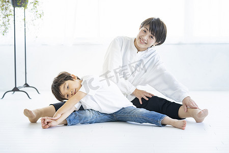 瑜伽摄影照片_亚洲妈妈和她儿子在做瑜伽