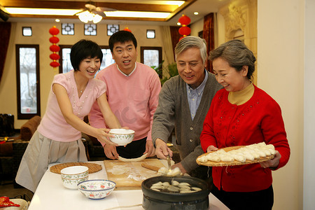 中国家庭包饺子