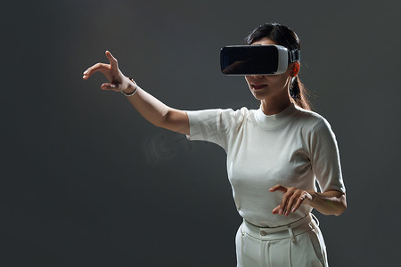 未来科技摄影照片_戴VR眼镜的商务女士