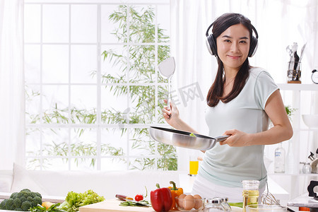年轻女人在厨房做饭