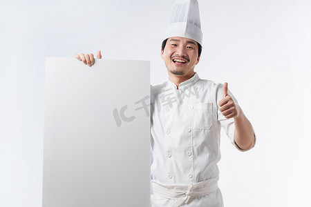 穿着厨师服的中年男人拿着白板