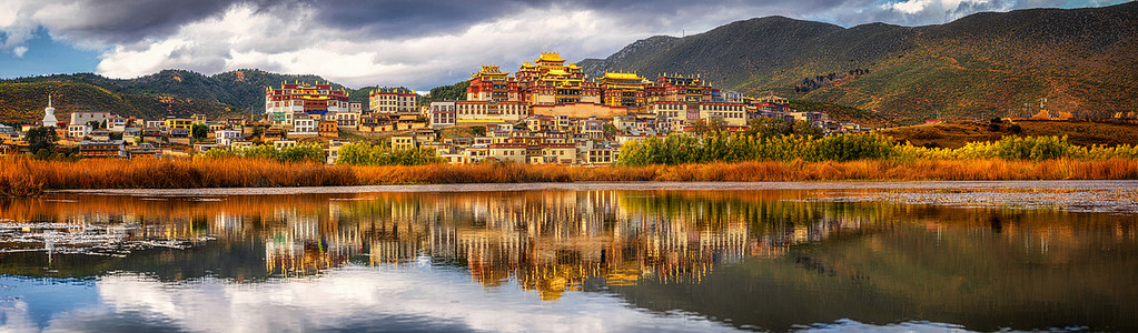 松赞林寺全景，是中国云南省香格里拉中甸市的藏传佛教寺院，是旅游观光、名胜古迹、宗教、假日的概念
