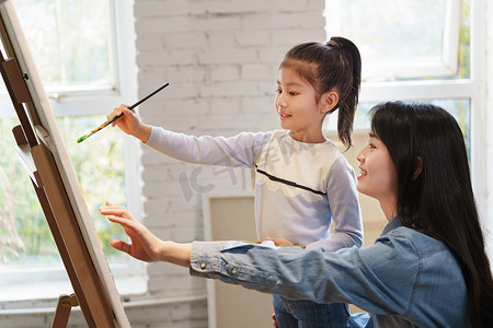 学生画画摄影照片_家教老师辅导小学生学习绘画