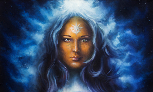 精神的绘画，有长长的蓝色头发 holdingn 目光接触的女人女神