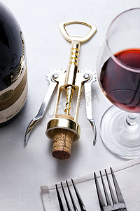 创意软木塞桌子摄影照片_餐具红葡萄酒开瓶器